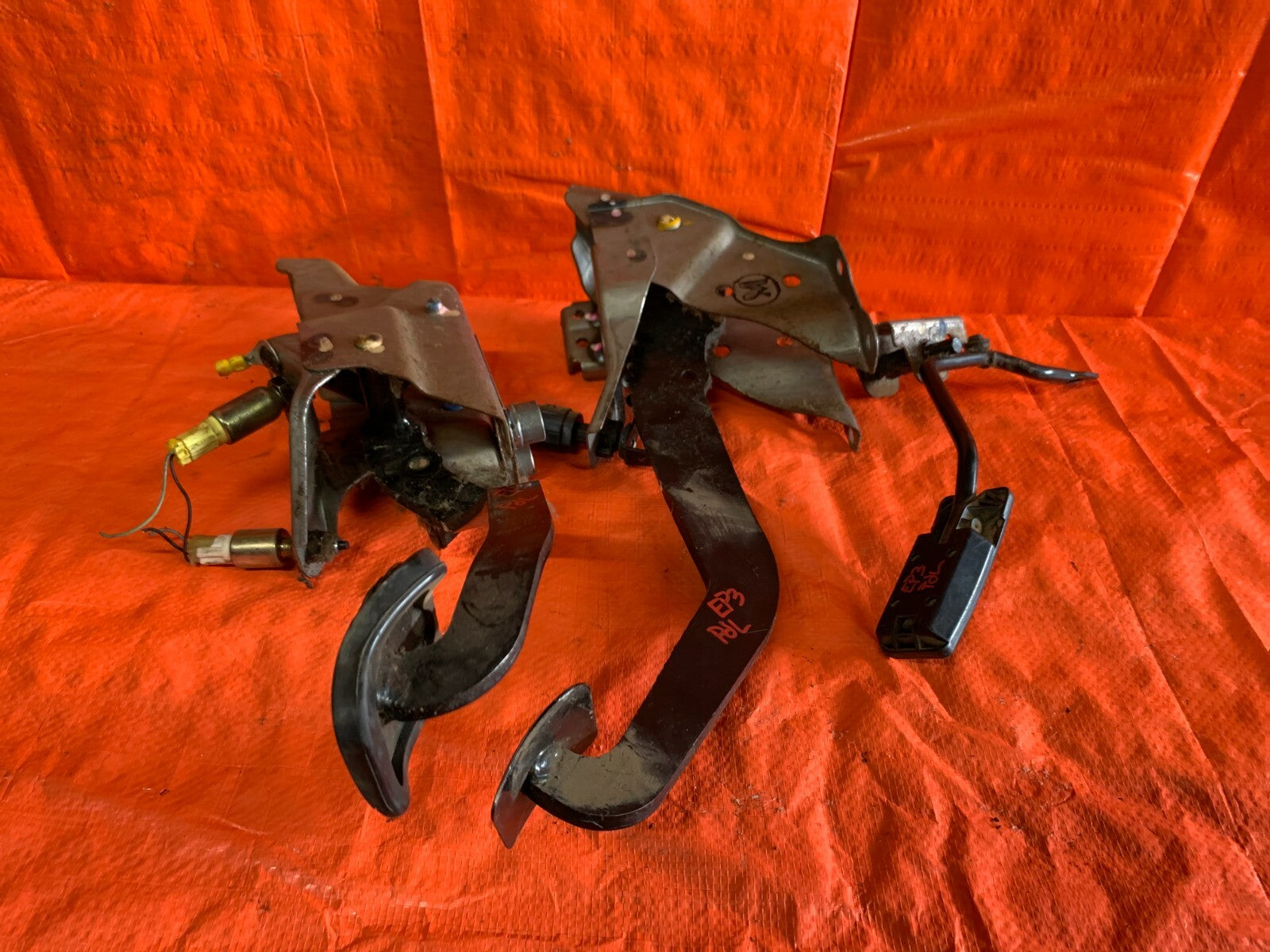 02 05 HONDA CIVIC SI 2.0 EP3   COMPLETE PEDAL SET GAS BRAKE CLUTCH PEDALS OEM OE5