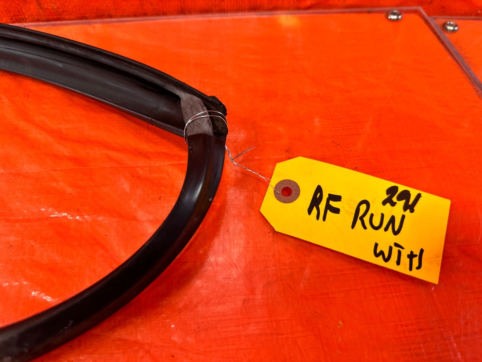 04 08 ACURA TSX   PASSENGER RIGHT FRONT WINDOW GLASS RUN CHANNEL   OEM #2911