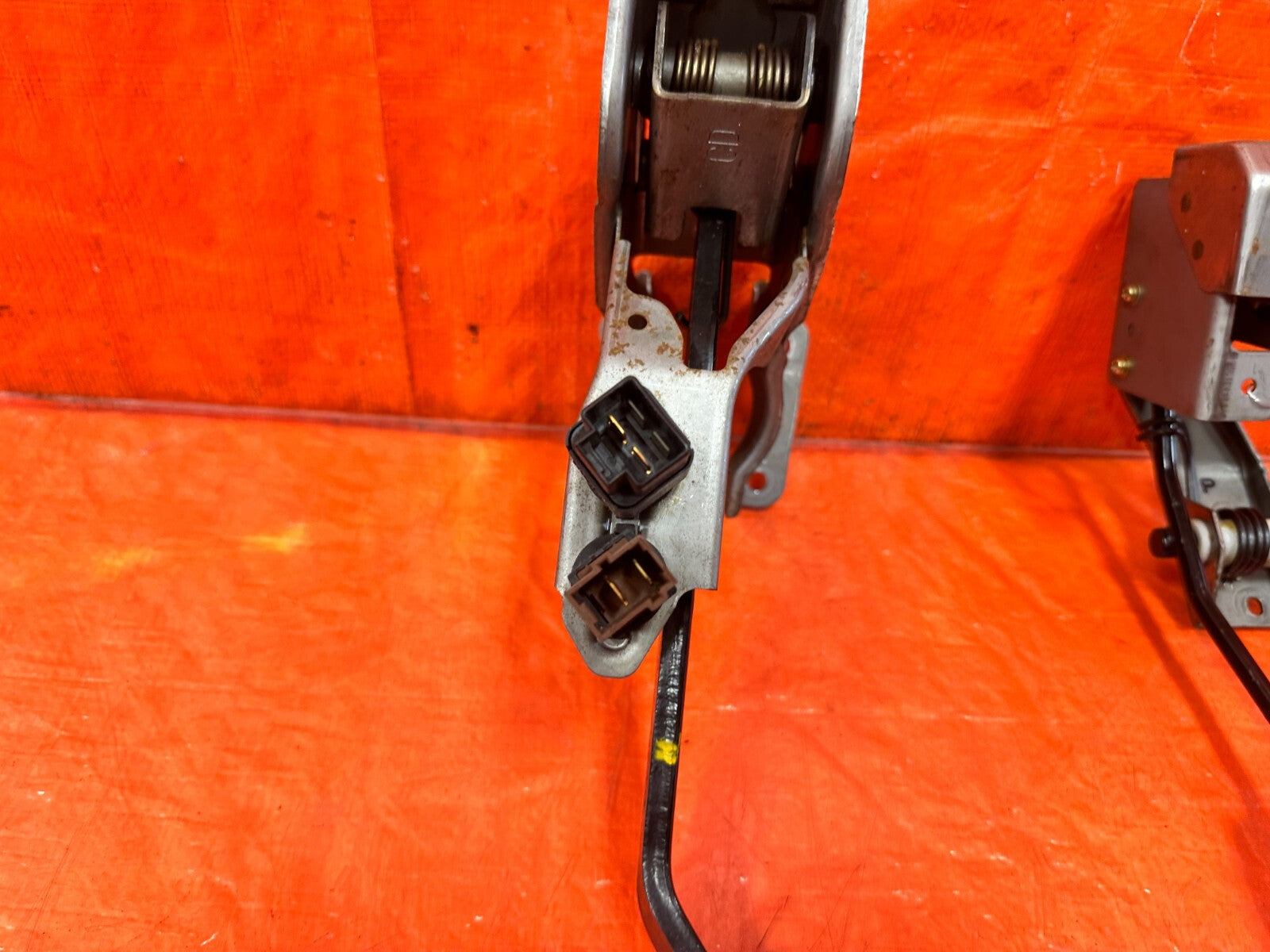 2005 05 INFINITI G35 COUPE SPORT   AUTOMATIC PEDALS   ALUMINUM BRAKE AND GAS OEM4