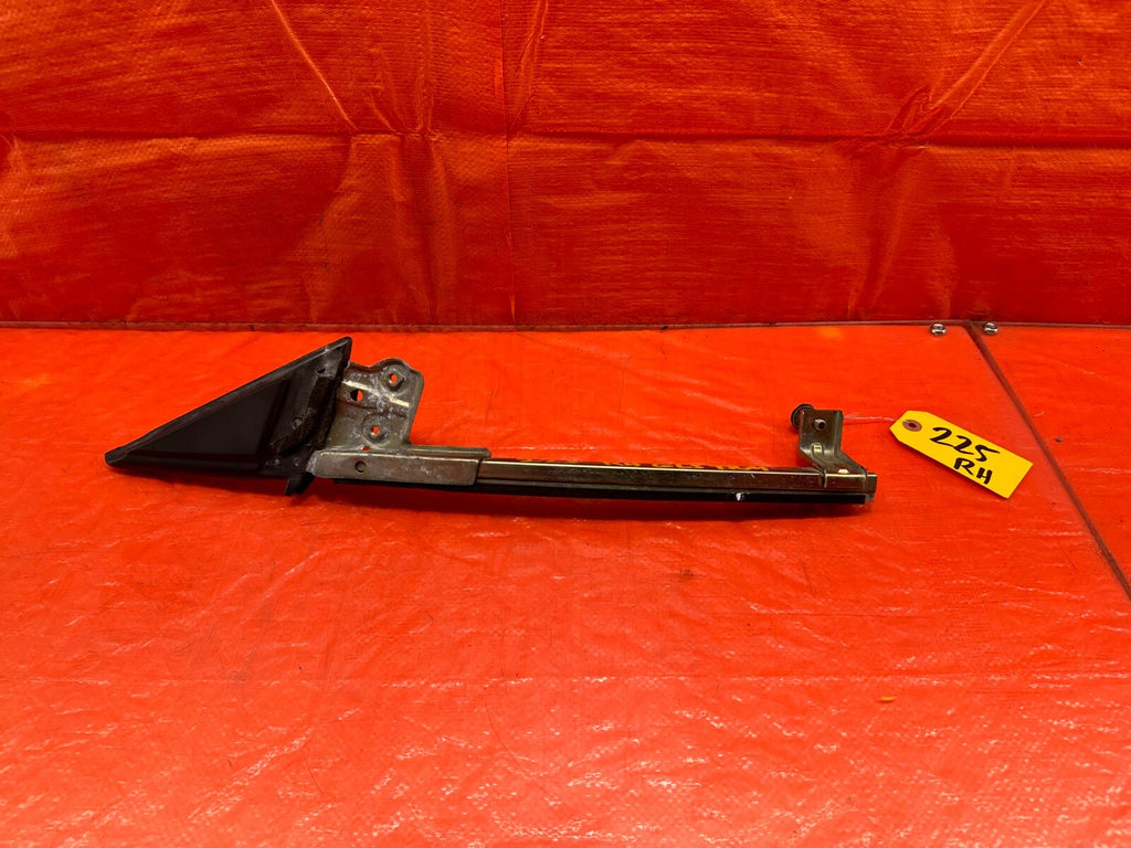 00 09 HONDA S2000   PASSENGER RIGHT   DOOR WINDOW GLASS PLACEMENT HOLDER OEM 2250
