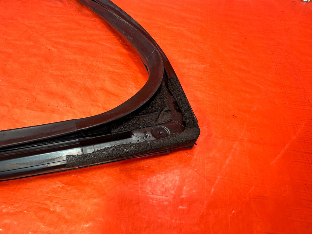 04 08 ACURA TSX   PASSENGER RIGHT REAR WINDOW GLASS RUN CHANNEL   OEM #27510