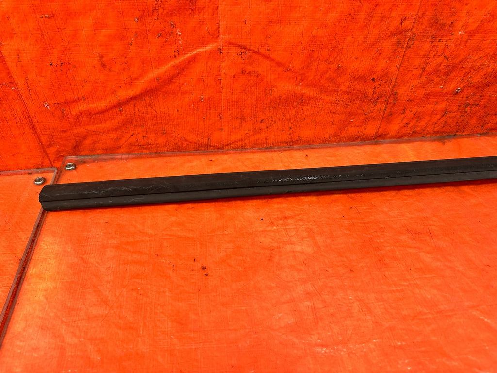 90 91 HONDA CIVIC HATCHBACK   DRIVER LEFT EXTERIOR WINDOW GLASS TRIM   OEM 3173