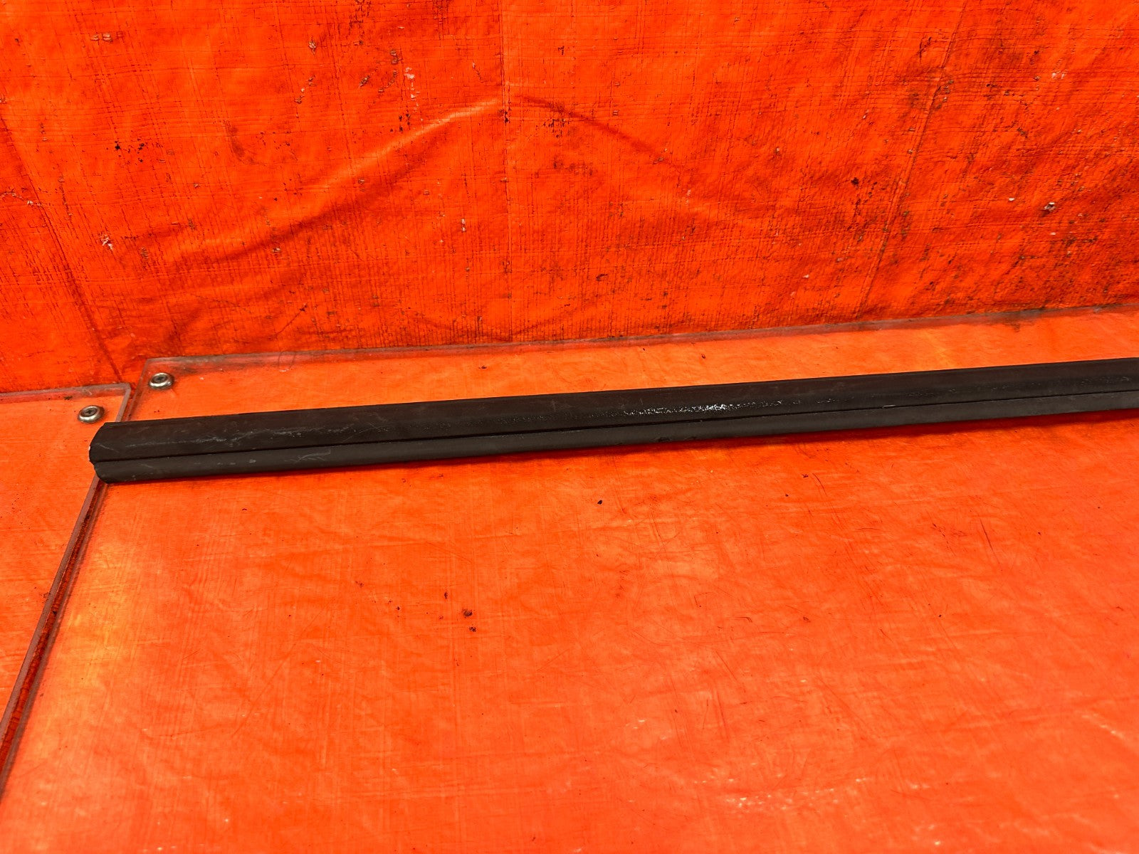 90 91 HONDA CIVIC HATCHBACK   DRIVER LEFT EXTERIOR WINDOW GLASS TRIM   OEM 3173