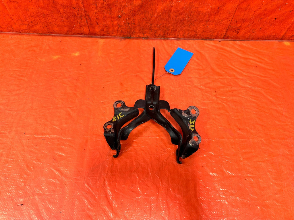 13 16 HYUNDAI GENESIS COUPE   LEFT & RIGHT HOOD HINGES   OEM 3182