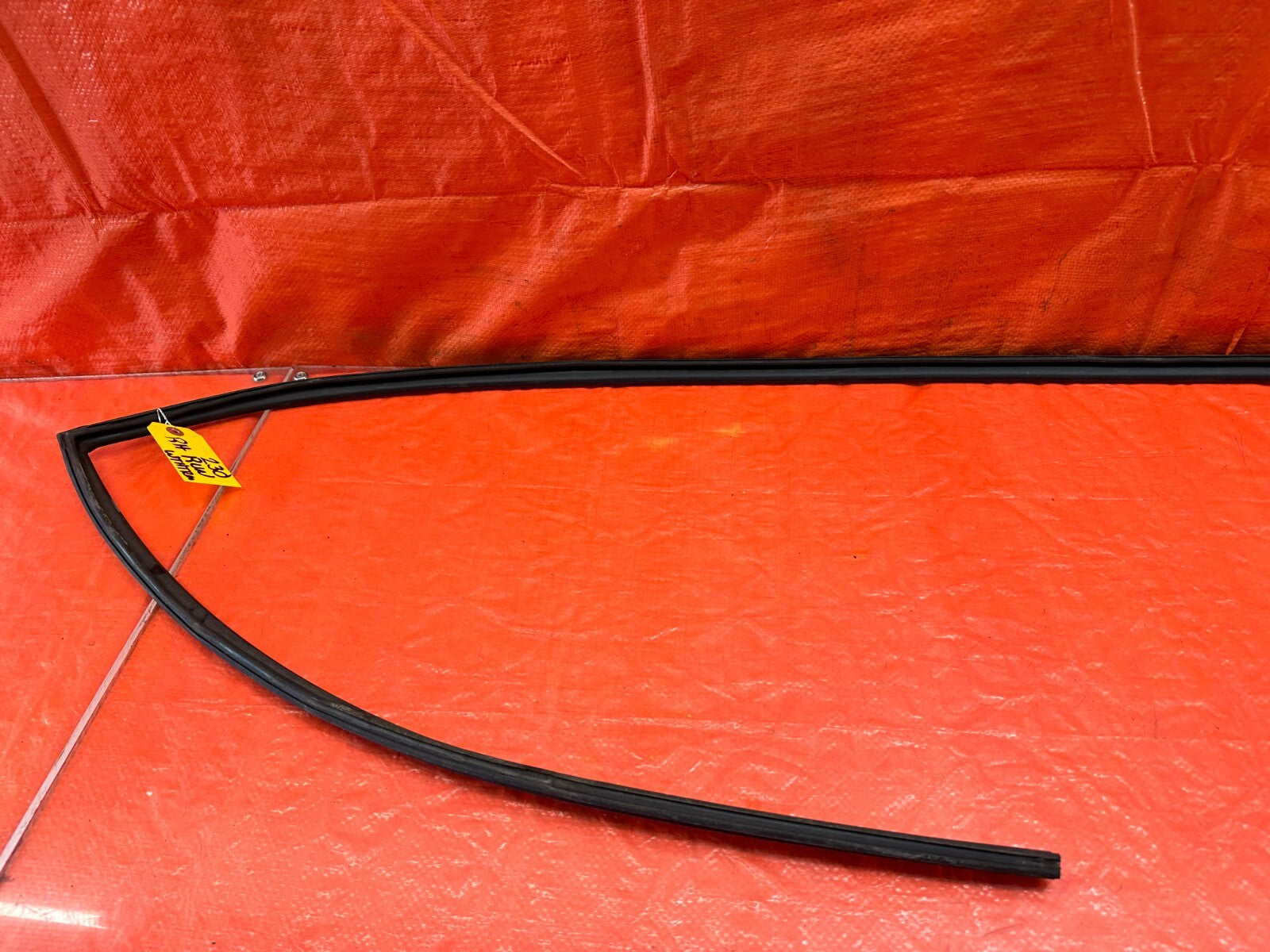 02 05 HONDA CIVIC SI EP3   PASSENGER RIGHT DOOR WINDOW GLASS RUN CHANNEL OEM 2305