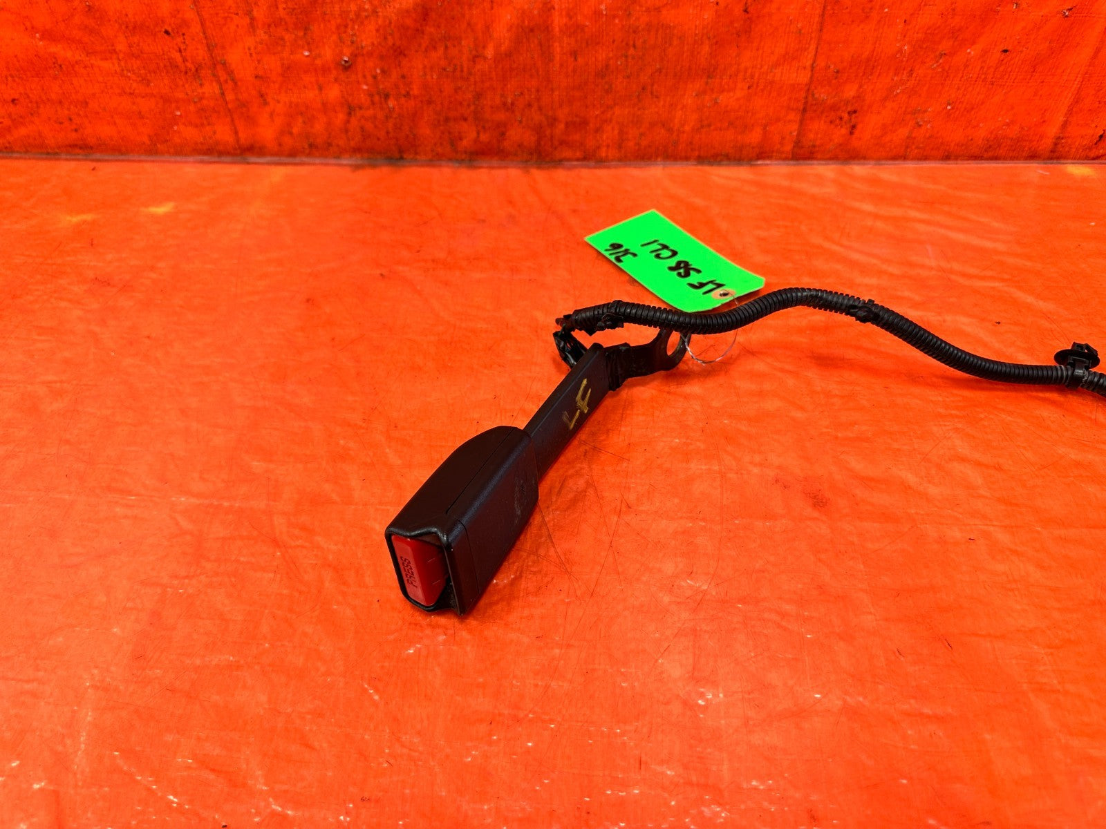 14 23 INFINITI Q50   DRIVER LEFT FRONT SEAT BELT BUCKLE CLIP   OEM 3161