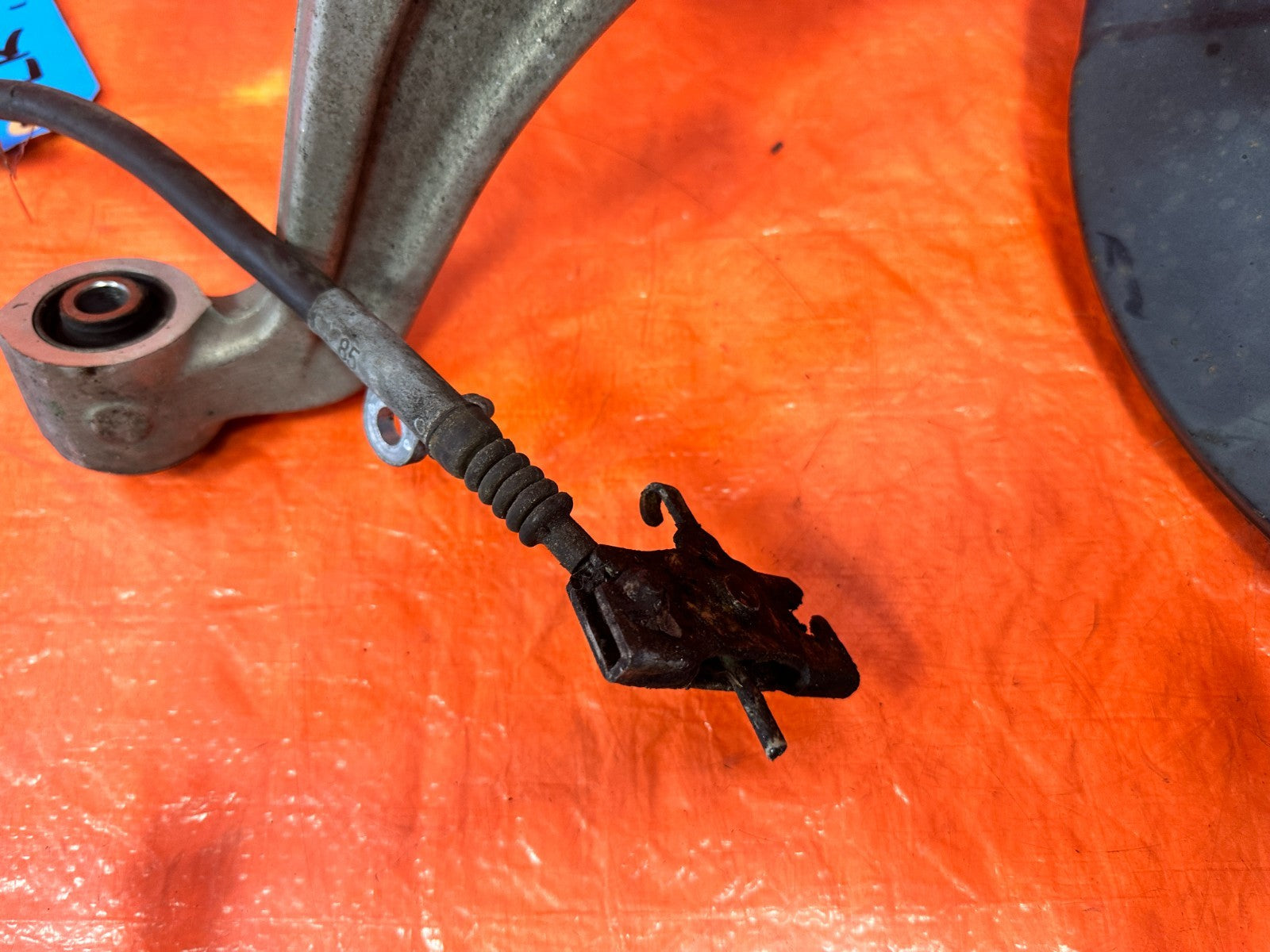 08 15 INFINITI G37 & Q60   DRIVER LEFT REAR SPINDLE KNUCKLE W/ CONTROL ARMS #32917
