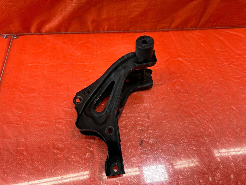 95 97 HONDA ODYSSEY   REAR TRANSMISSION MOUNTING BRACKET   OEM FACTORY #1937
