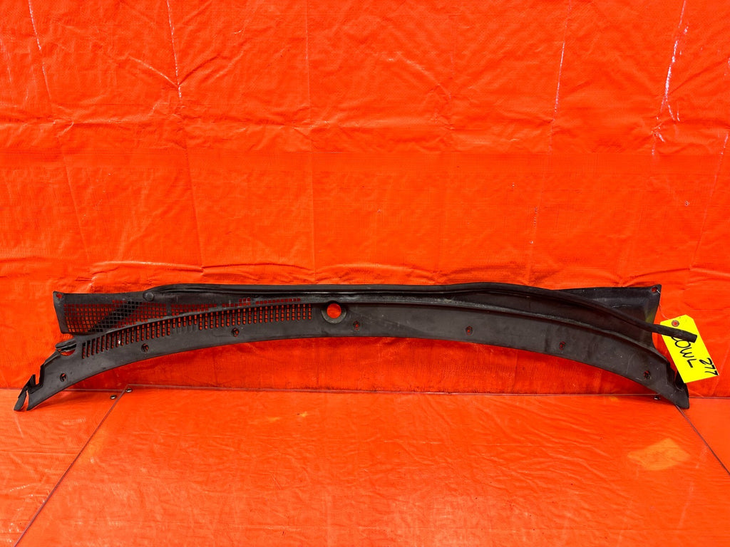 88 91 HONDA CRX & CIVIC HATCH   WINDSHIELD WIPER COWL TRIM PLASTIC   OEM #2770