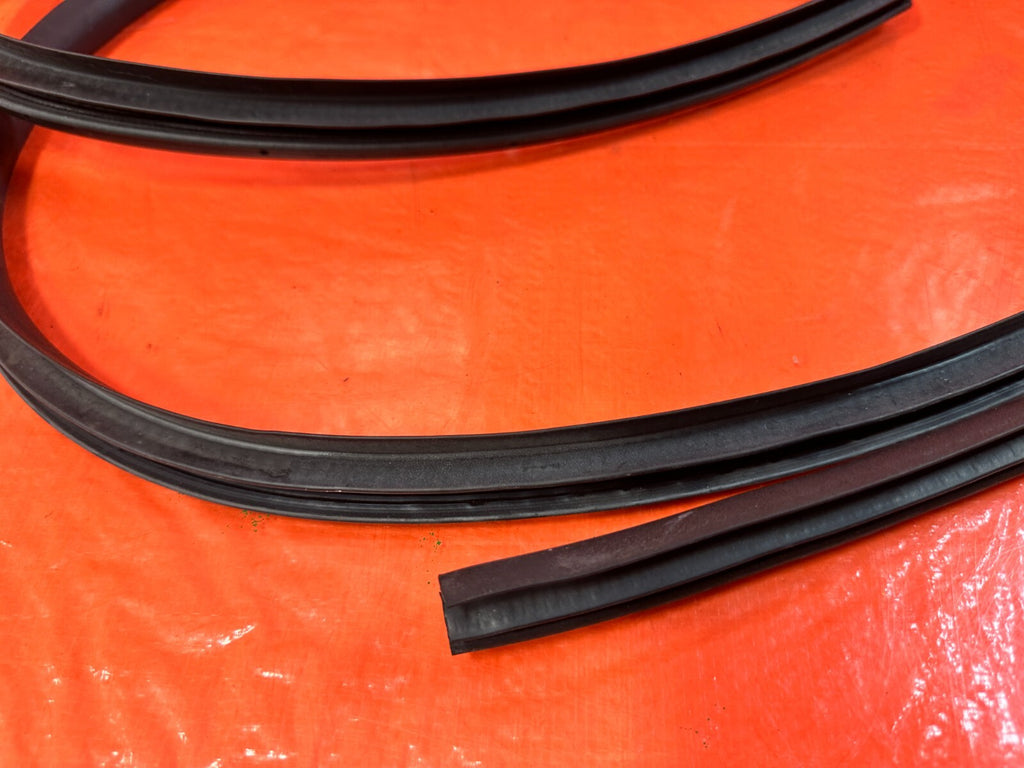 13 16 FRS   RIGHT DOOR TO CHASSIS WEATHER STRIP OPENING OEM #2931