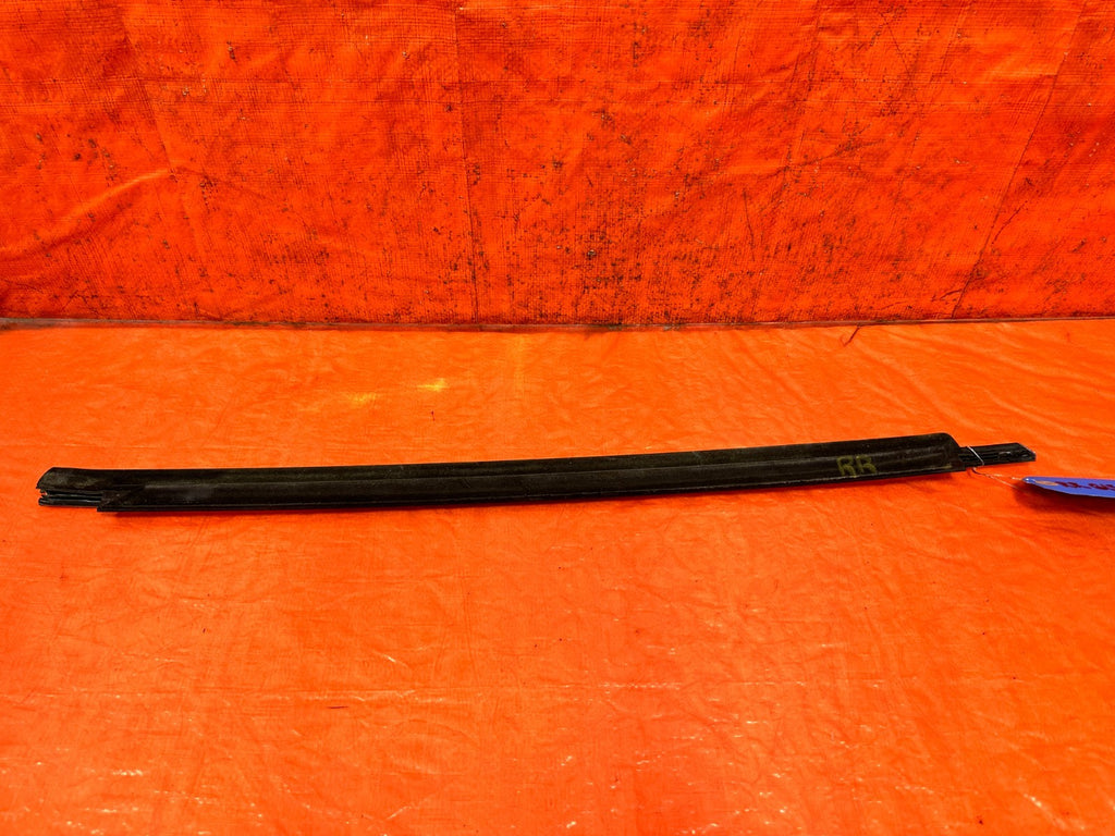 09 15 INFINITI G37 CONVERTIBLE   RIGHT REAR EXTERIOR WINDOW GLASS TRIM   OEM 3295
