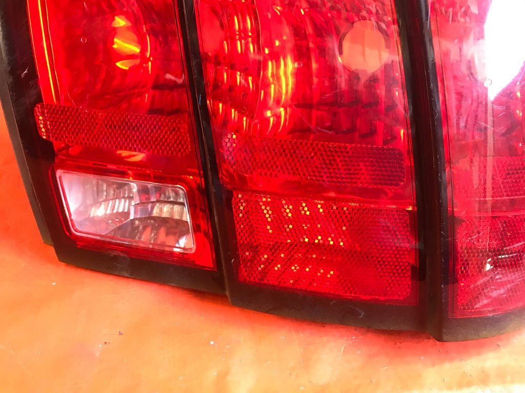 OEM 2004 04 FORD MUSTANG PASSENGER RIGHT TAIL LIGHT LAMP R RH  5