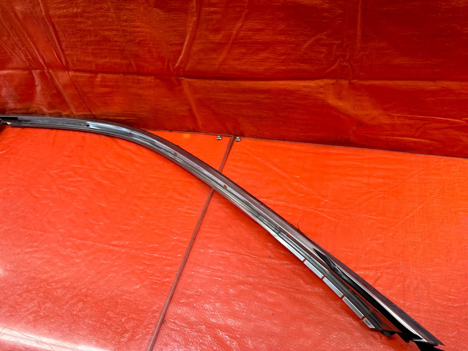98 01 ACURA INTEGRA SEDAN   PASSENGER RIGHT GLASS TRIM DRIP AND RETAINER OEM 2292