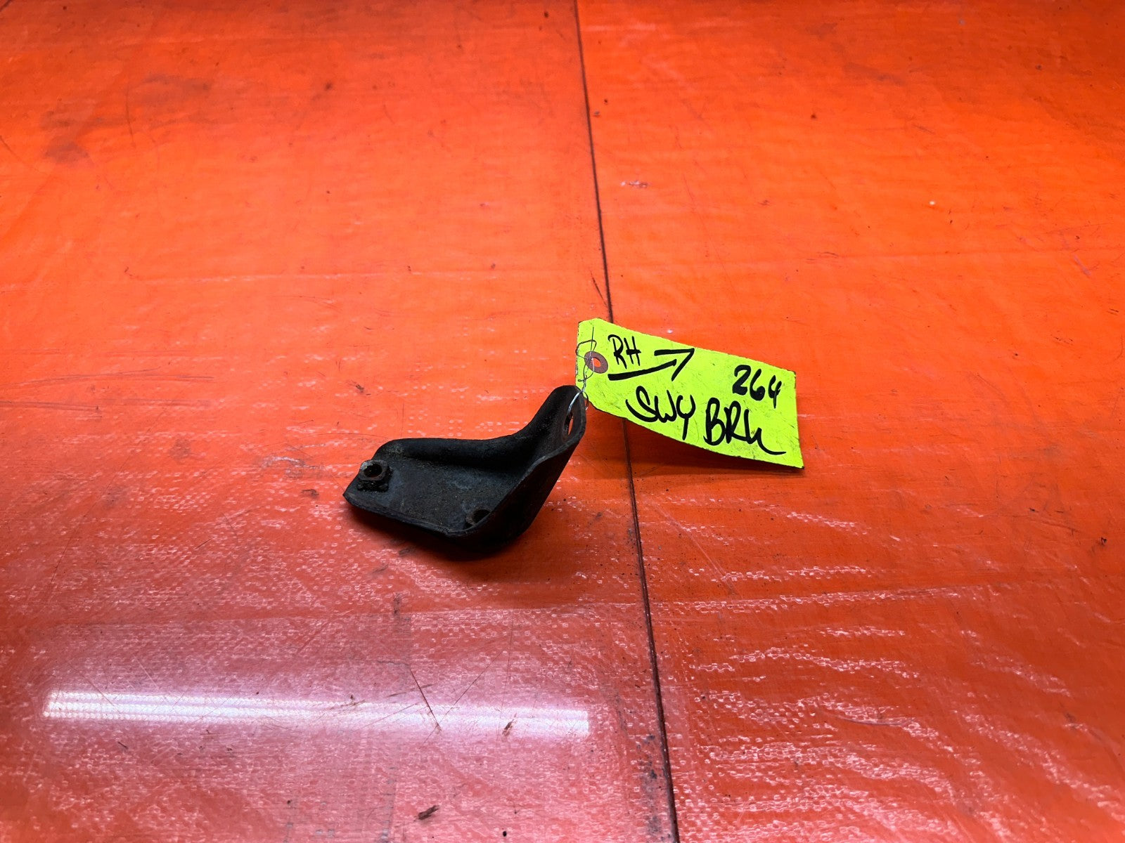 06 11 HONDA CIVIC SI REAR RIGHT PASS SIDE SWAY BAR BRACKET #264 OEM FACTORY0