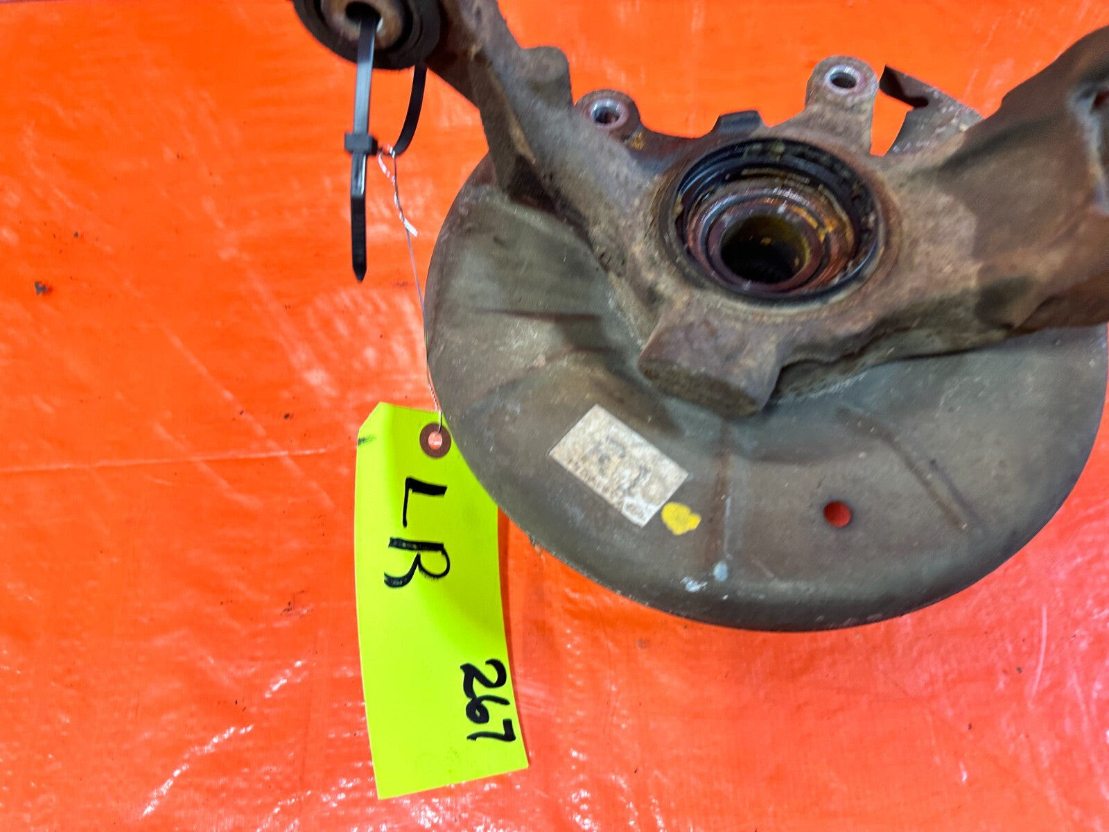 90 93 MAZDA MX 5 MIATA   DRIVER LEFT REAR   SPINDLE KNUCKLE HUB   OEM #26710