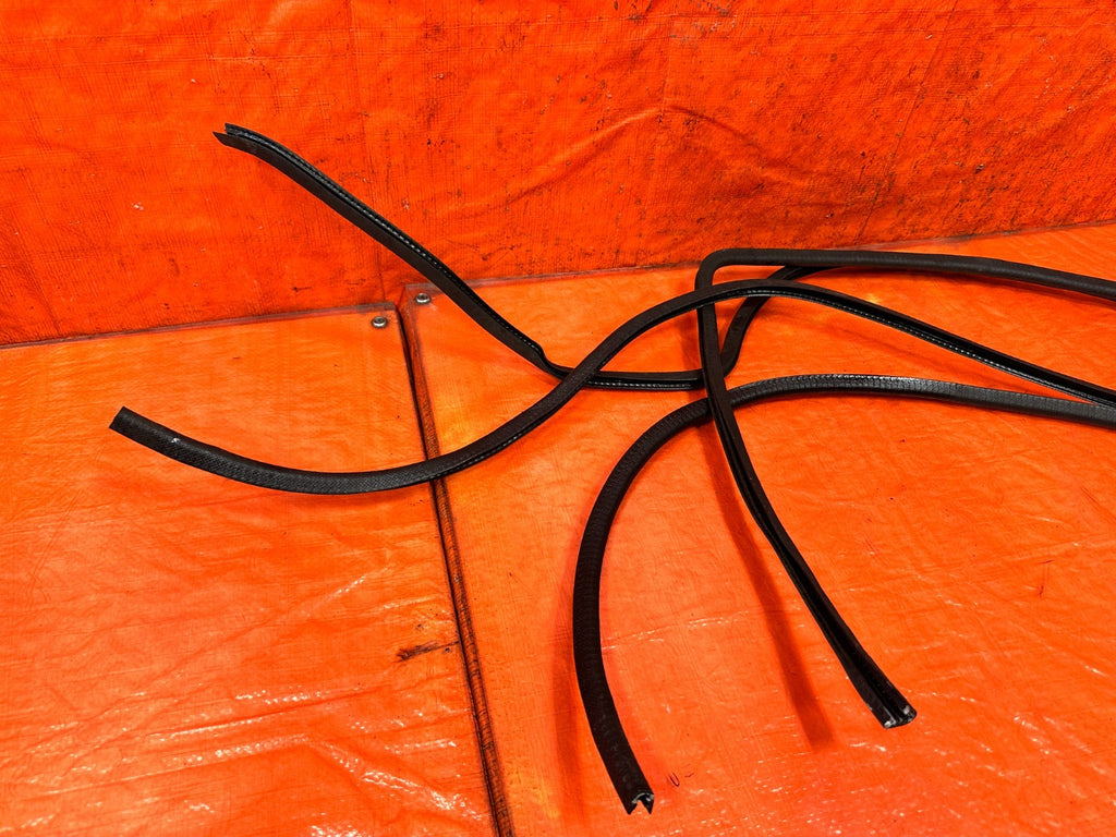 90 91 HONDA CIVIC HATCH   CHASSIS TO DOOR OPEN TRIM WEATHER STRIP LEFT RIGHT 32514