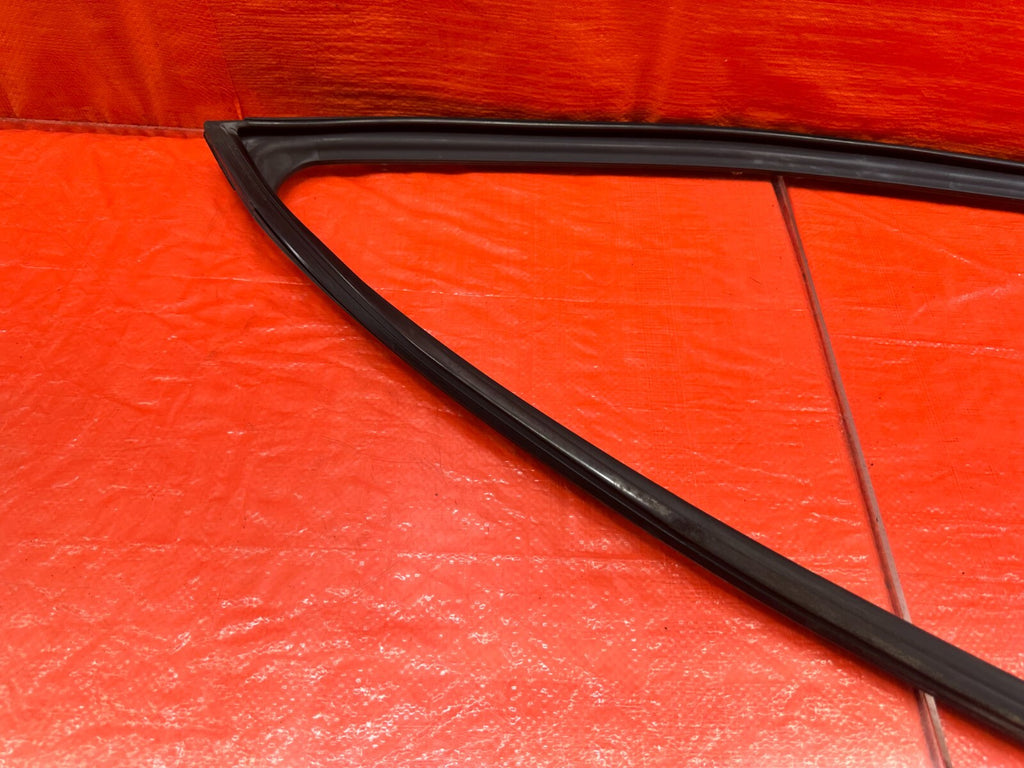 04 08 ACURA TSX   PASSENGER RIGHT FRONT WINDOW GLASS RUN CHANNEL   OEM #20910