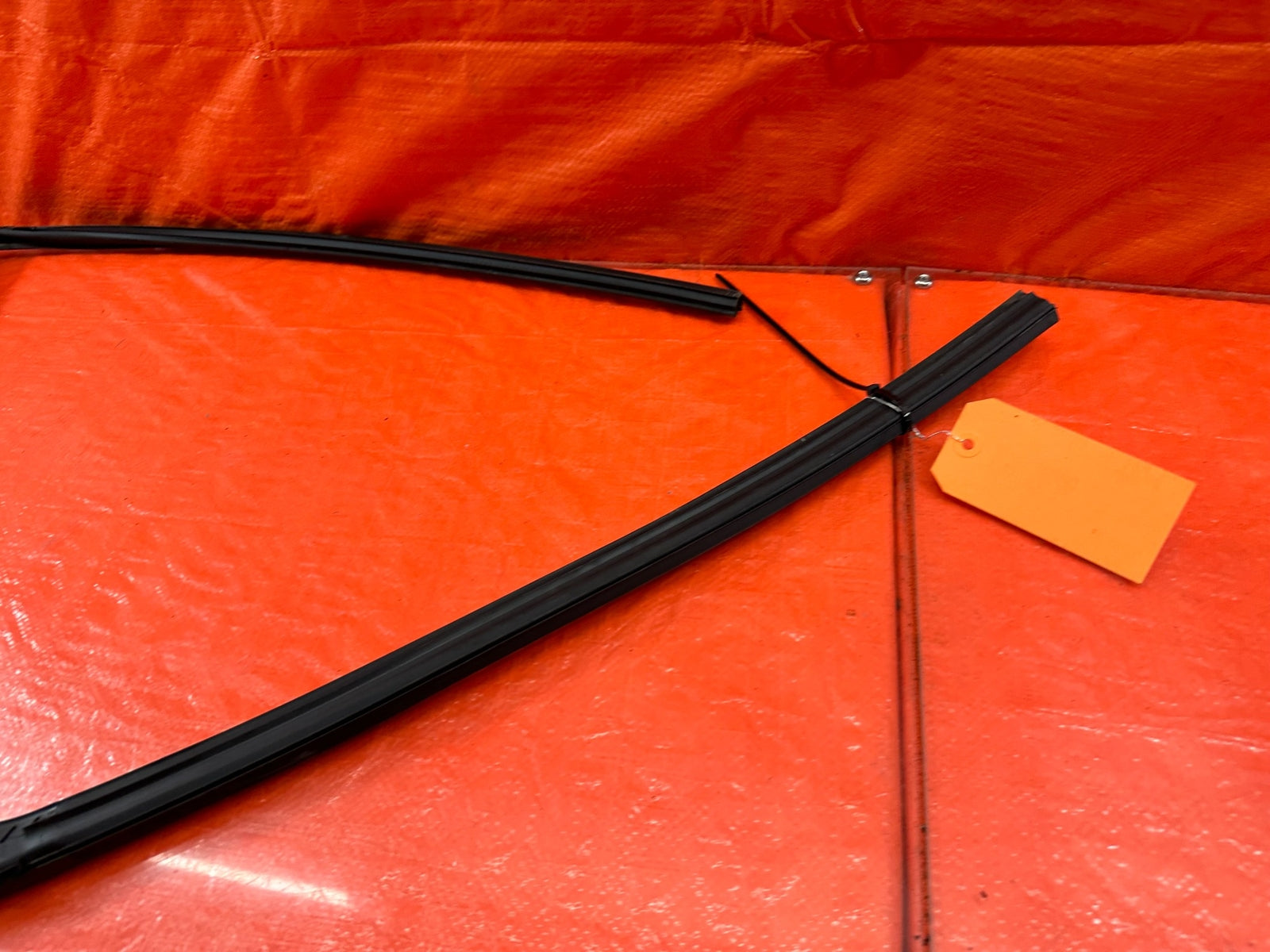 14 20 INFINITI Q50   PASSENGER RIGHT REAR DOOR GLASS RUN CHANNEL   OEM #24212