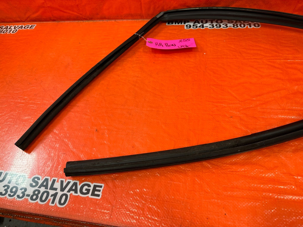 04 08 ACURA TSX   PASSENGER RIGHT REAR WINDOW GLASS RUN CHANNEL   OEM #2551