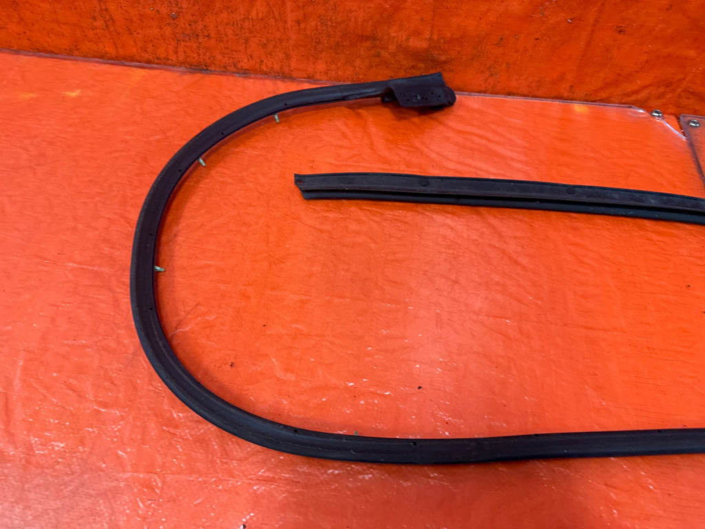 08 15 INFINITI G37 & Q60 2D COUPE DRIVER LEFT DOOR MOUNTED WEATHER STRIP OEM 3287