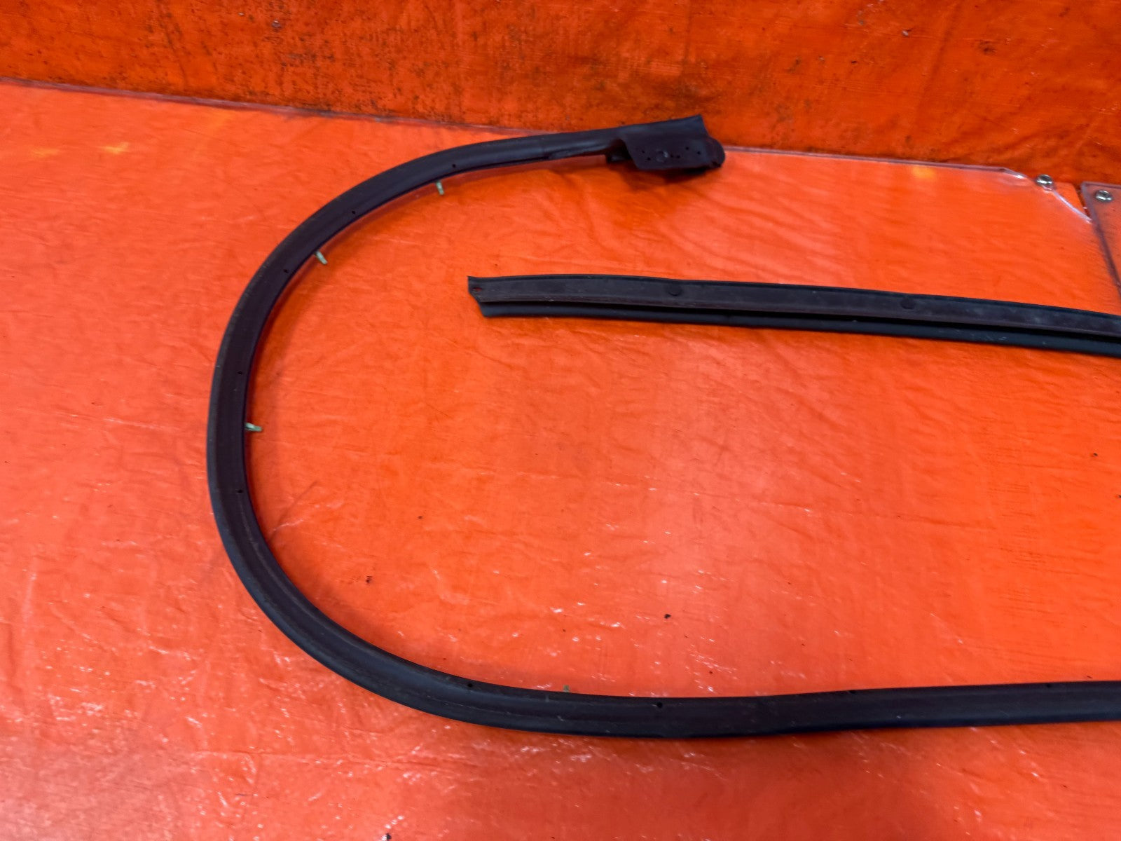08 15 INFINITI G37 & Q60 2D COUPE DRIVER LEFT DOOR MOUNTED WEATHER STRIP OEM 3287