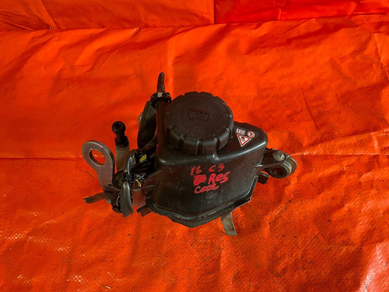 15 19 MERCEDES BENZ C300 SEDAN   COOLANT EXPANSION TANK RADIATOR RESERVOIR   OEM2