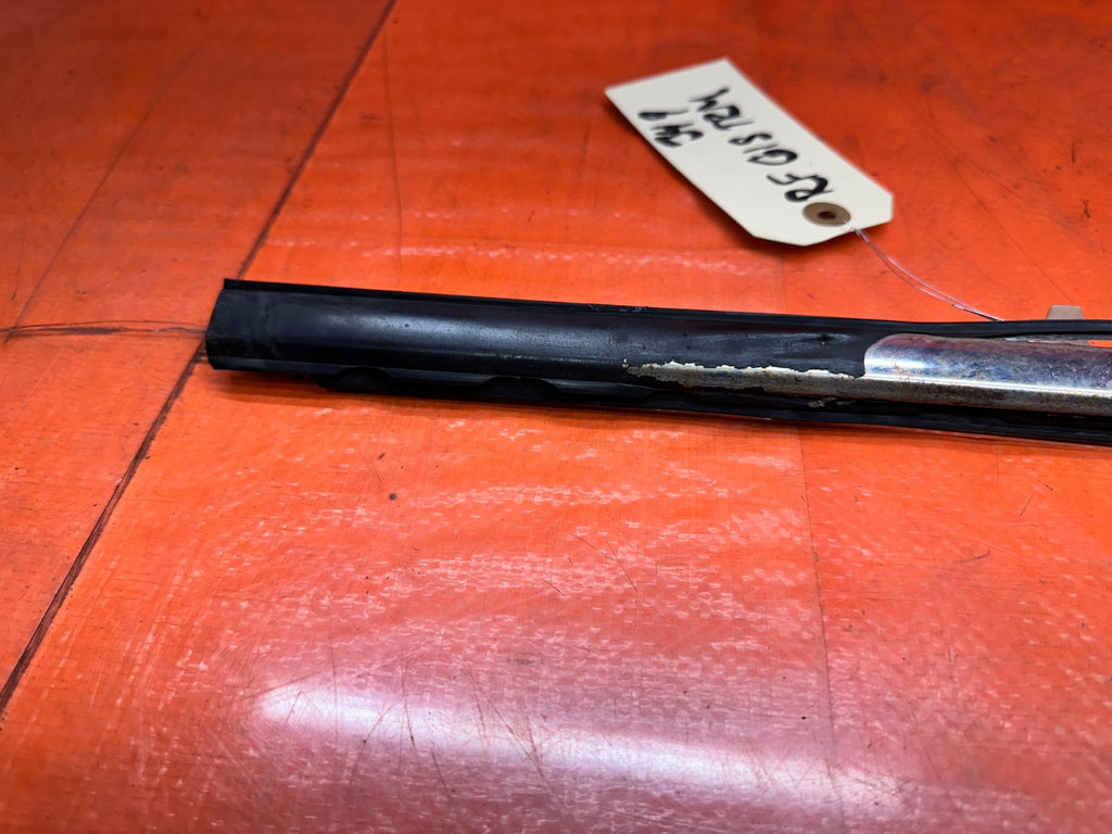 1994-2001 ACURA INTEGRA 2D PASSENGER RIGHT DOOR GLASS OUTER TRIM MOLD OEM #3499