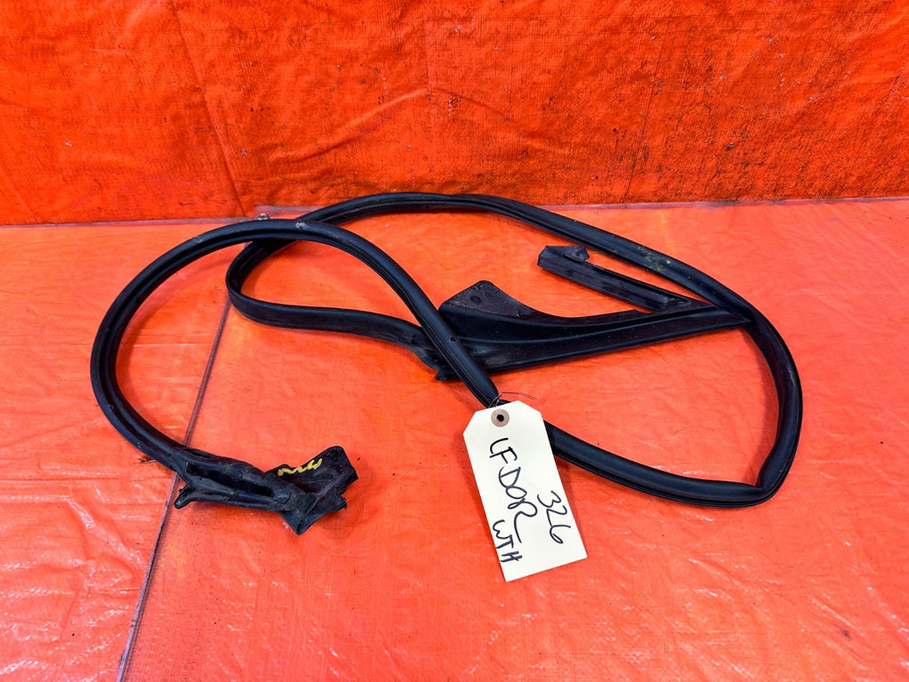 10 16 HYUNDAI GENESIS COUPE LEFT LOWER DOOR WEATHER STRIP RUBBER SEAL 3267