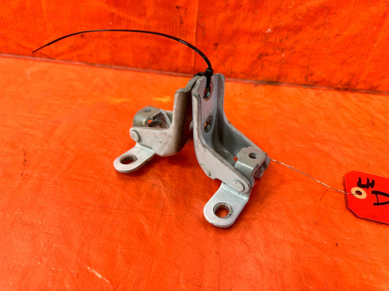 10 16 HYUNDAI GENESIS COUPE DRIVER LEFT DOOR HINGE SET UPPER LOWER OEM #3021