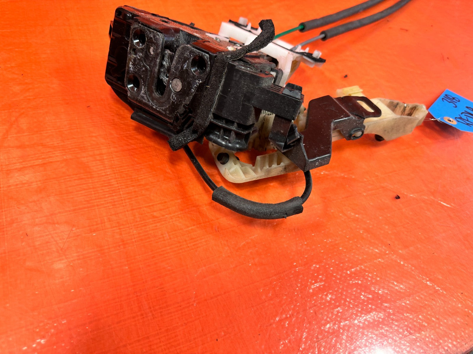 10 16 HYUNDAI GENESIS COUPE   PASSENGER RIGHT FRONT DOOR LOCK ACTUATOR   OEM 3182