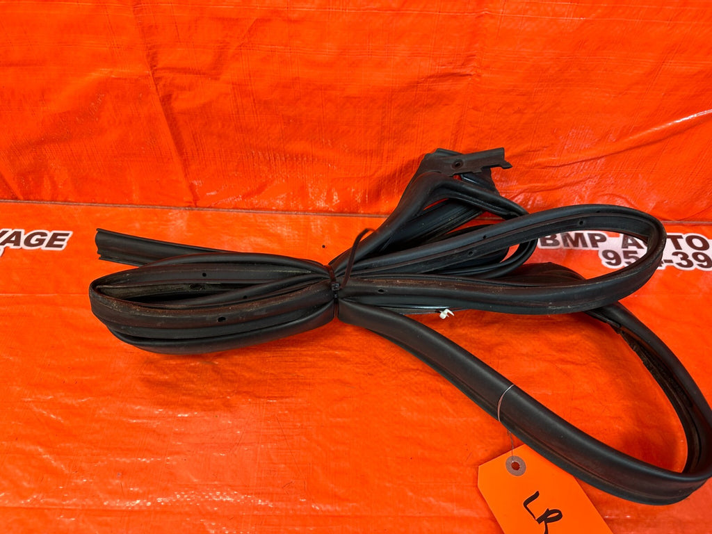 14 21 INFINITI Q50 DRIVER LEFT REAR DOOR WEATHER STRIP RUBBER GASKET OEM 87884