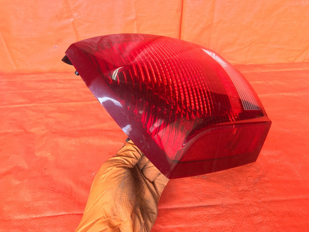 OEM 2005 2006 2007 CHRYSLER 300   BASE MODEL   TAIL LIGHT LAMP 05 06 077