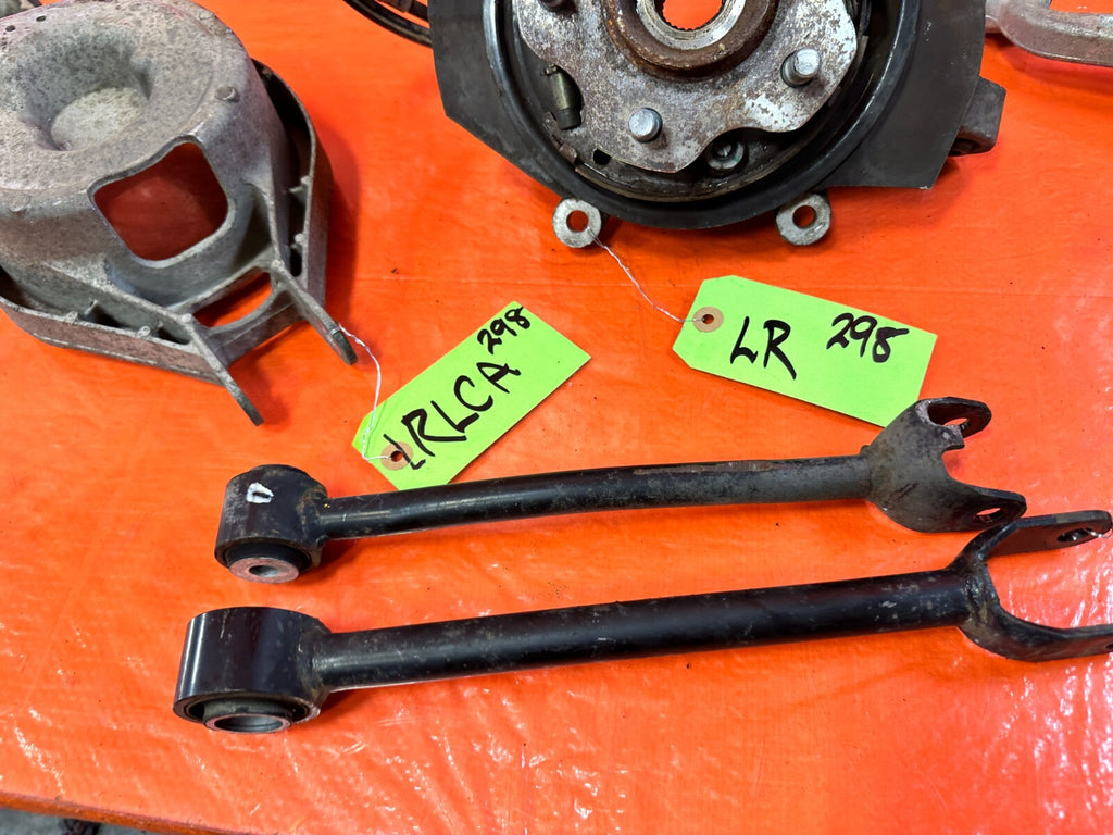 03 07 INFINITI G35 COUPE   LEFT REAR SPINDLE KNUCKLE HUB W/ ALL CONTROL ARMS 2985