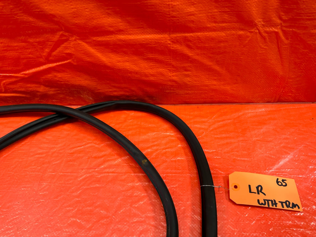 10 16 PORSCHE PANAMERA   DRIVER LEFT REAR DOOR WEATHER STRIP RUBBER   OEM #655