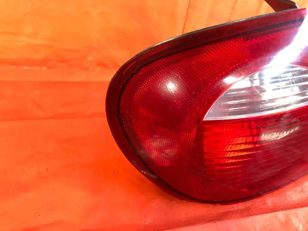 OEM 2004 04 DODGE NEON DRIVER LEFT TAIL LIGHT LAMP L LH   SMALL CHIP1