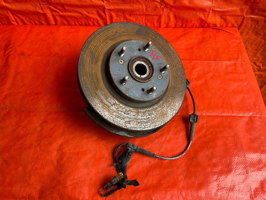 02 04 HONDA CR V CRV   4WD ONLY   PASSENGER RIGHT FRONT SPINDLE KNUCKLE HUB OE0