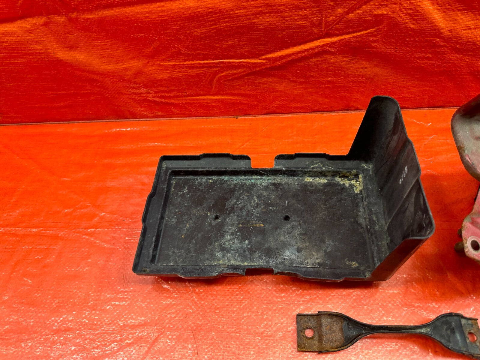 06 11 HONDA CIVIC   BATTERY TRAY AND PLASTIC COMBO   OEM OE #2049
