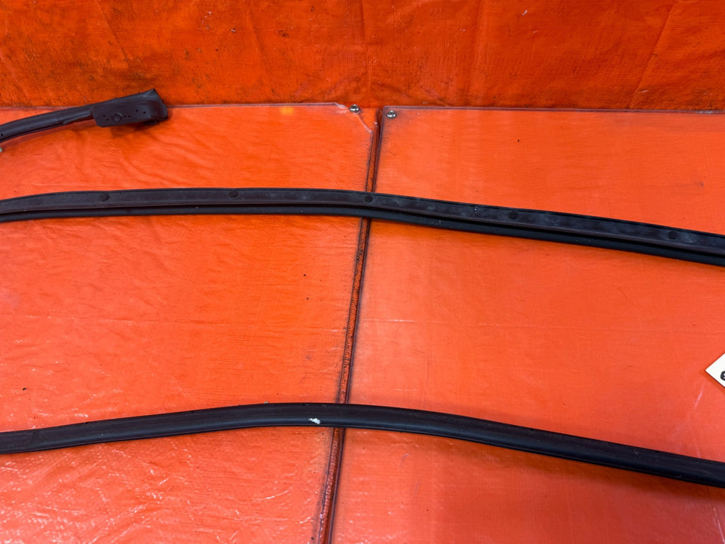 08 15 INFINITI G37 & Q60 2D COUPE DRIVER LEFT DOOR MOUNTED WEATHER STRIP OEM 3285