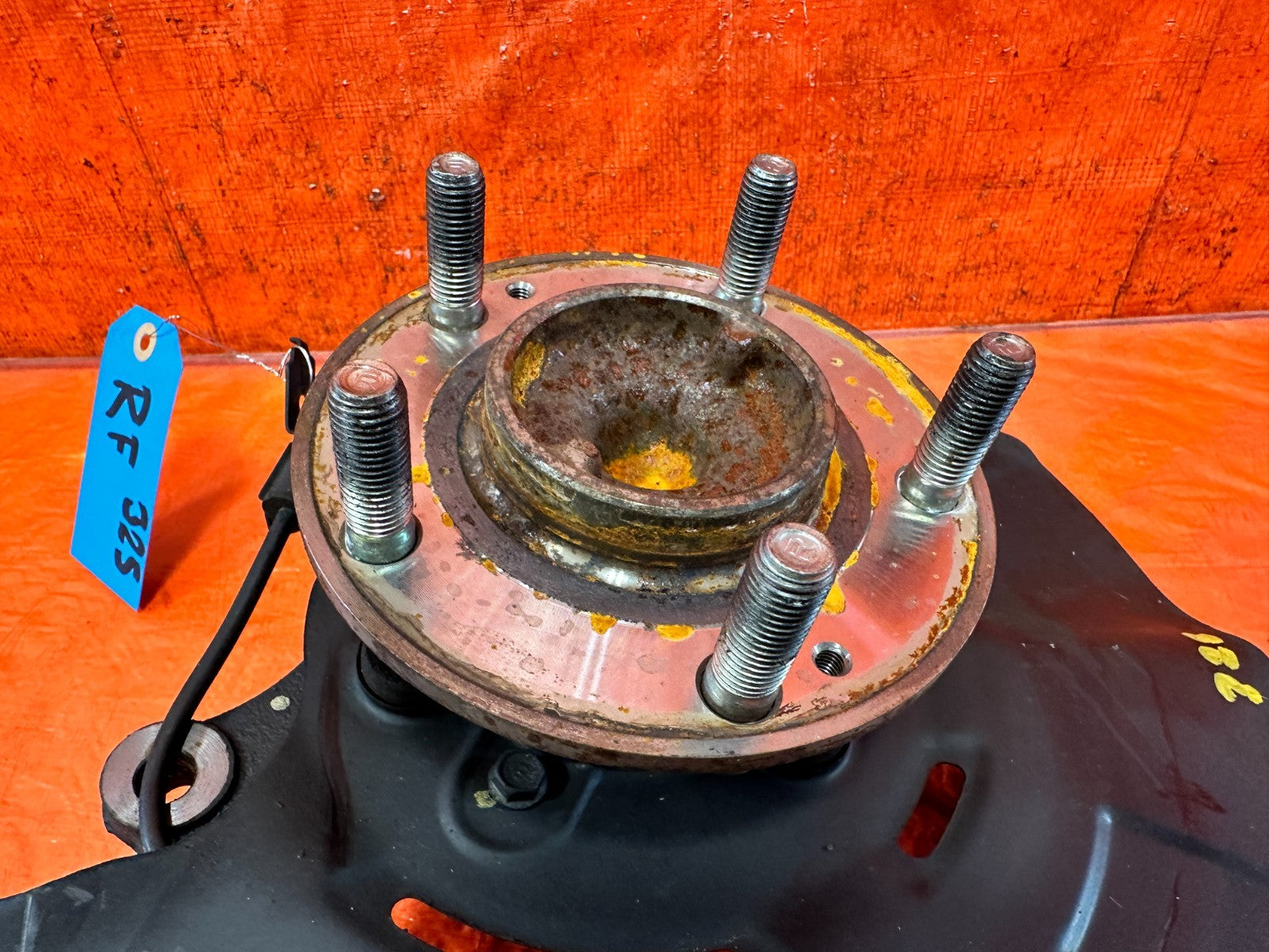 13 16 HYUNDAI GENESIS COUPE   PASSENGER RIGHT FRONT SPINDLE KNUCKLE HUB OEM 3252