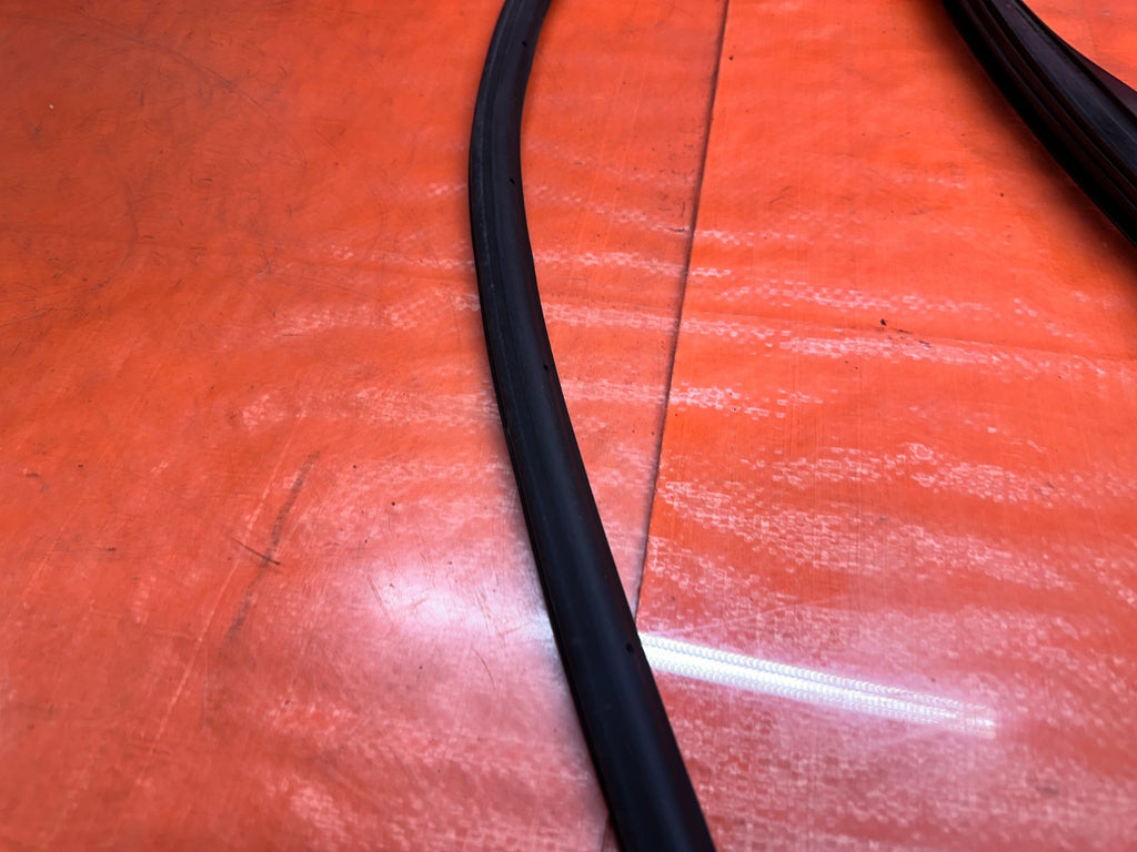 04 08 ACURA TSX LEFT REAR DOOR WINDOW WEATHERSTRIP RUN CHANNEL SEAL OEM 33017