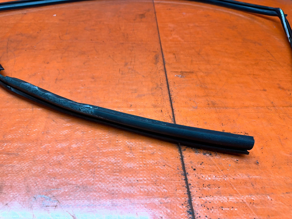92 95 HONDA CIVIC 2D   PASSENGER RIGHT DOOR WINDOW RUN CHANNEL SEAL   OEM #33312