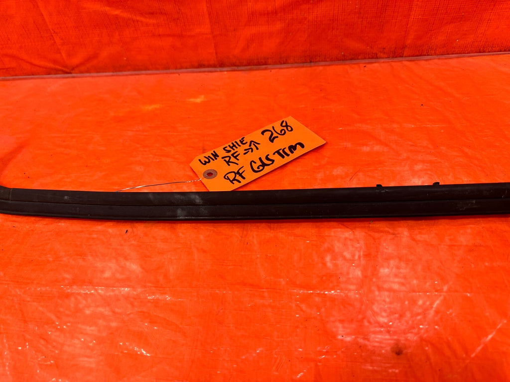 94 01 ACURA INTEGRA   2 DOOR   RIGHT SIDE   WINDSHIELD TRIM MOLDING   OEM #2686