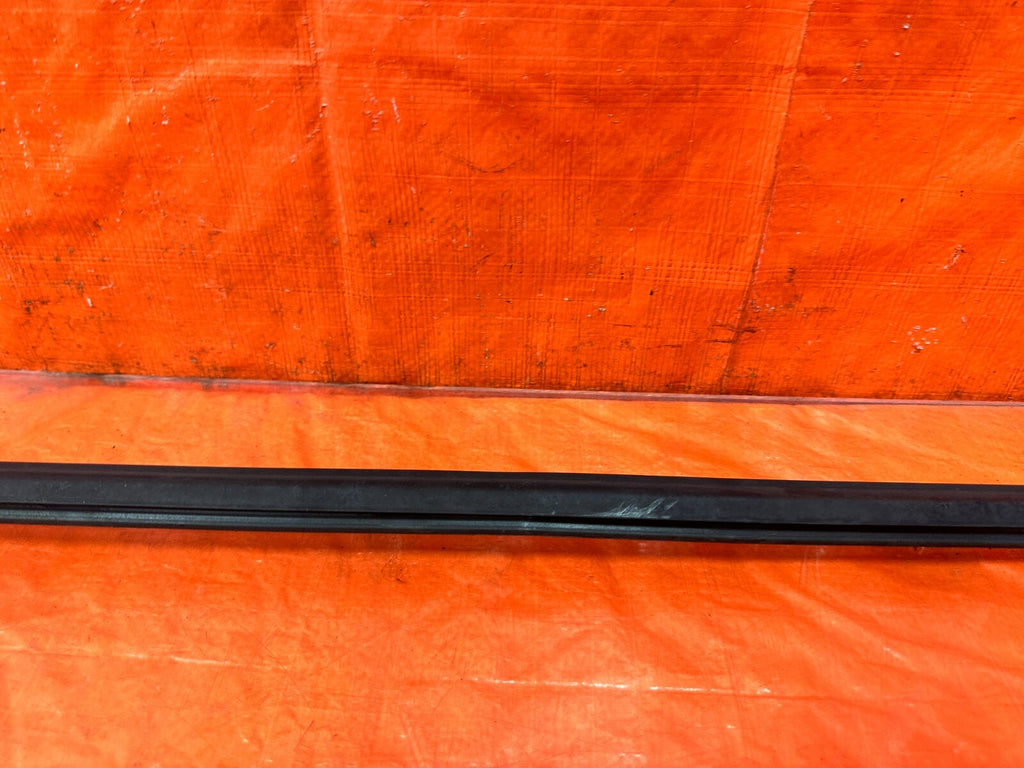 03 07 INFINITI G35 COUPE   PASSENGER RIGHT EXTERIOR WINDOW GLASS TRIM   OEM 2983