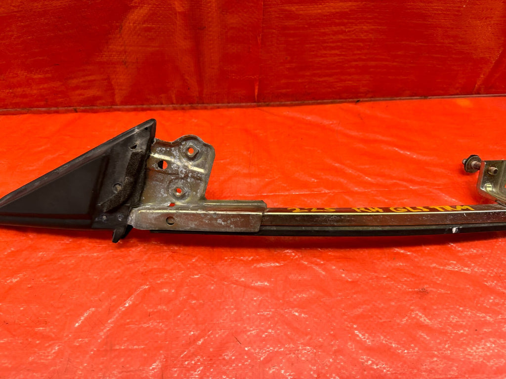 00 09 HONDA S2000   PASSENGER RIGHT   DOOR WINDOW GLASS PLACEMENT HOLDER OEM 2252