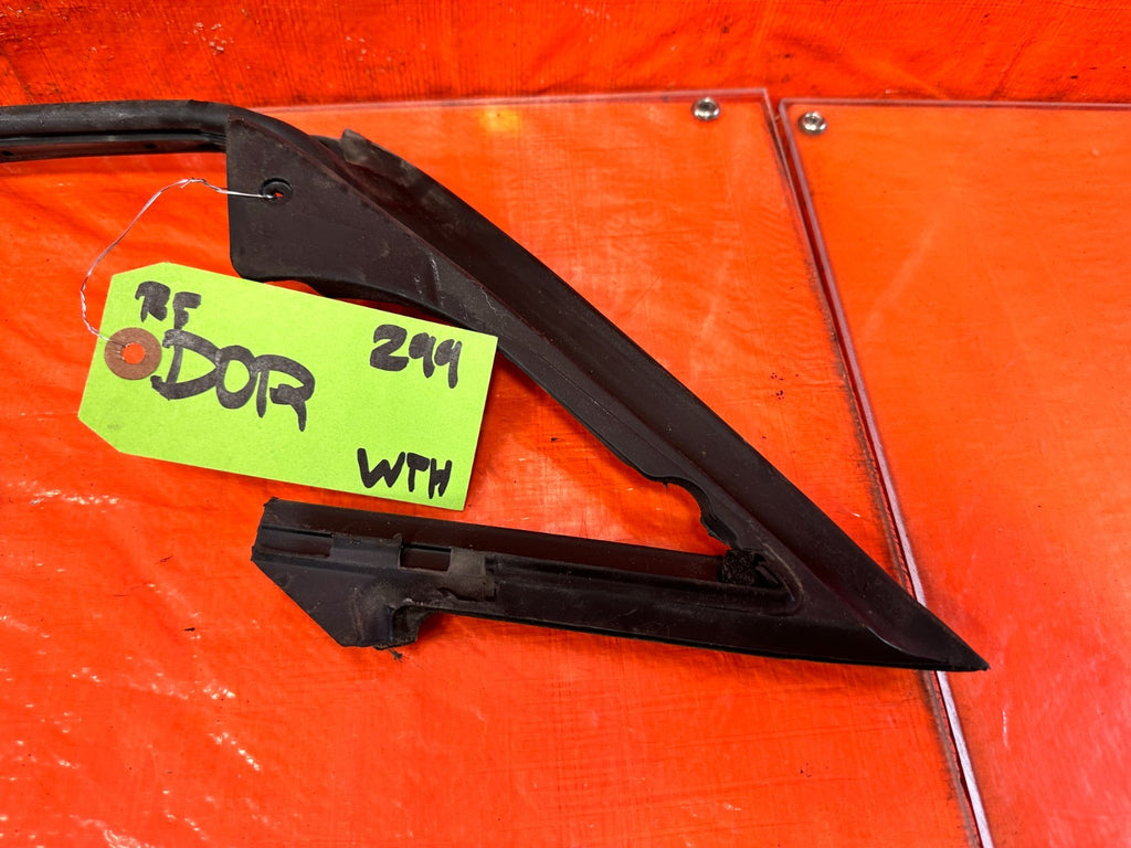 10 16 HYUNDAI GENESIS COUPE RIGHT LOWER DOOR WEATHER STRIP RUBBER SEAL 2991