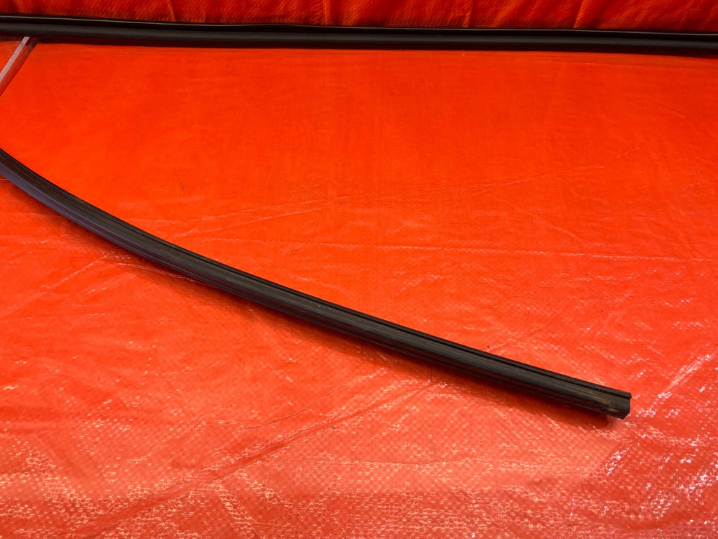 06 11 CIVIC 4D SEDAN   PASSENGER RIGHT FRONT WEATHER STRIP RUN CHANNEL OEM #2208
