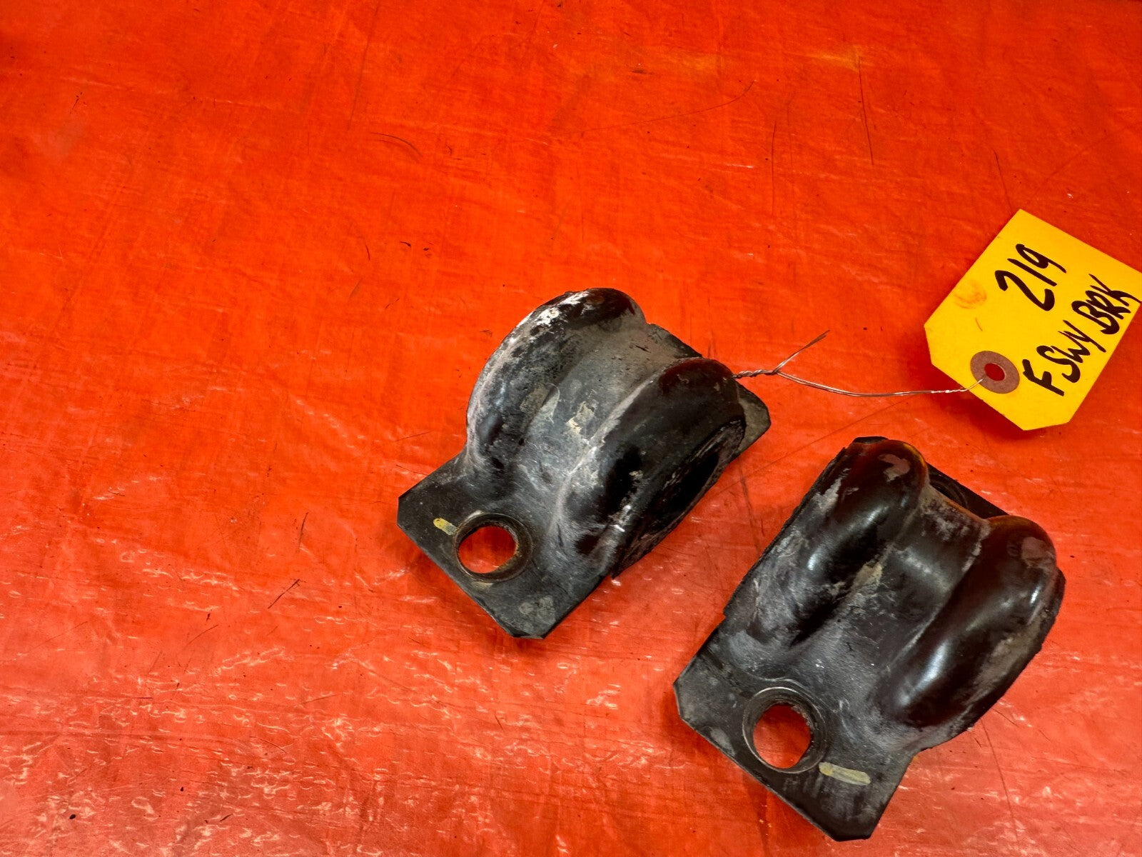 10 16 HYUNDAI GENESIS COUPE   LEFT & RIGHT FRONT SWAY BAR BRACKETS   OEM OE #2193