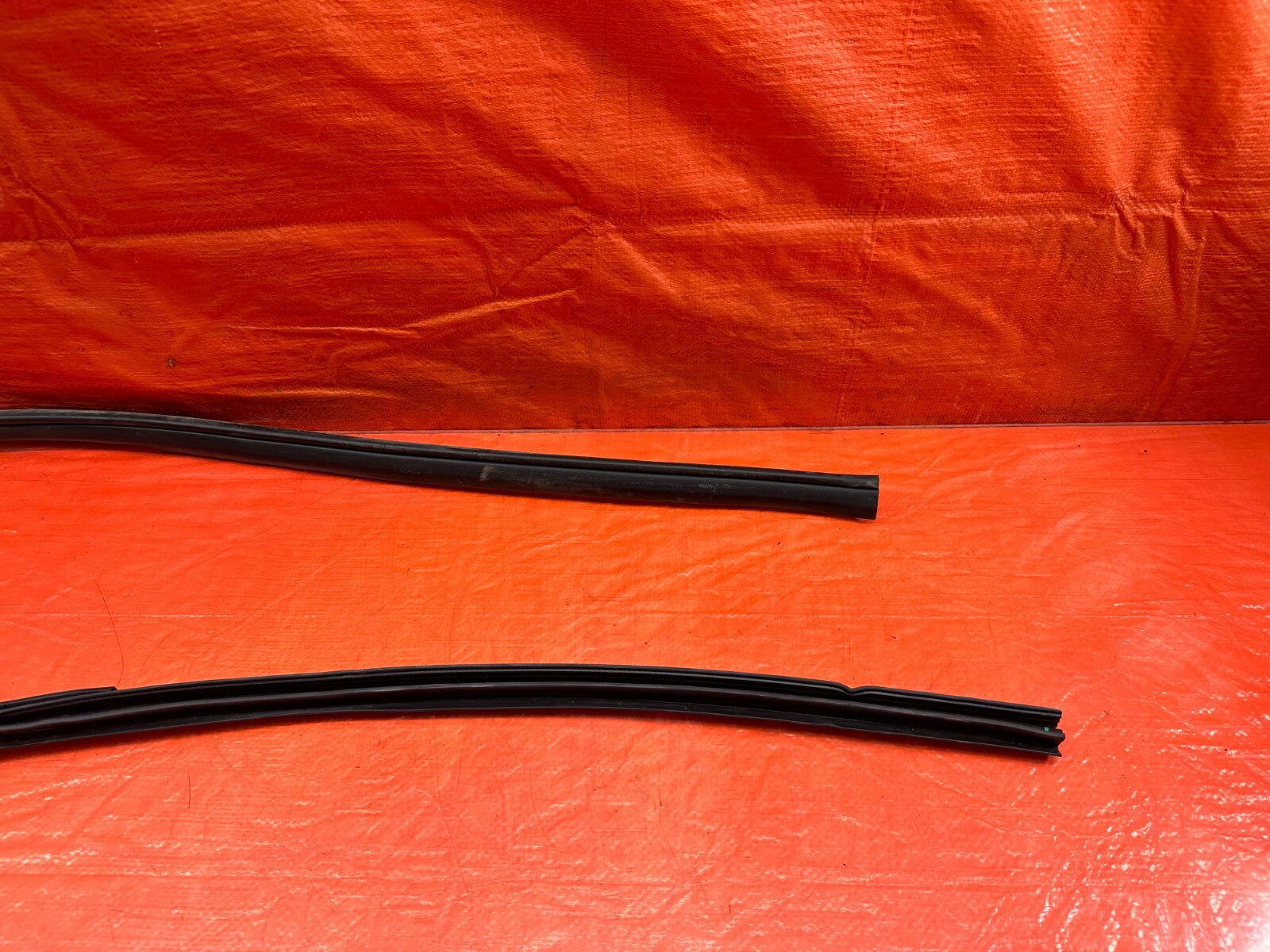 09 15 INFINITI G37 CONVERTIBLE RIGHT CHASSIS TO DOOR OPEN TRIM RUBBER STRIP #2321