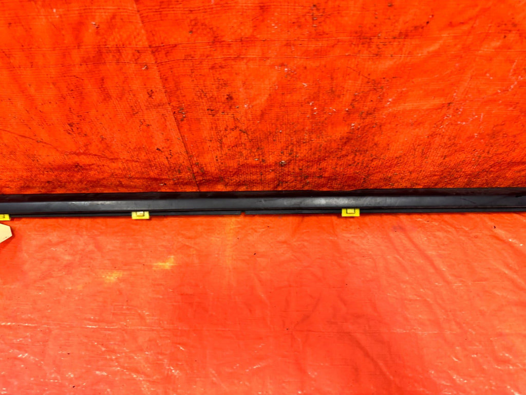 10 16 HYUNDAI GENESIS COUPE   PASSENGER RIGHT EXTERIOR WINDOW GLASS TRIM OEM 3264