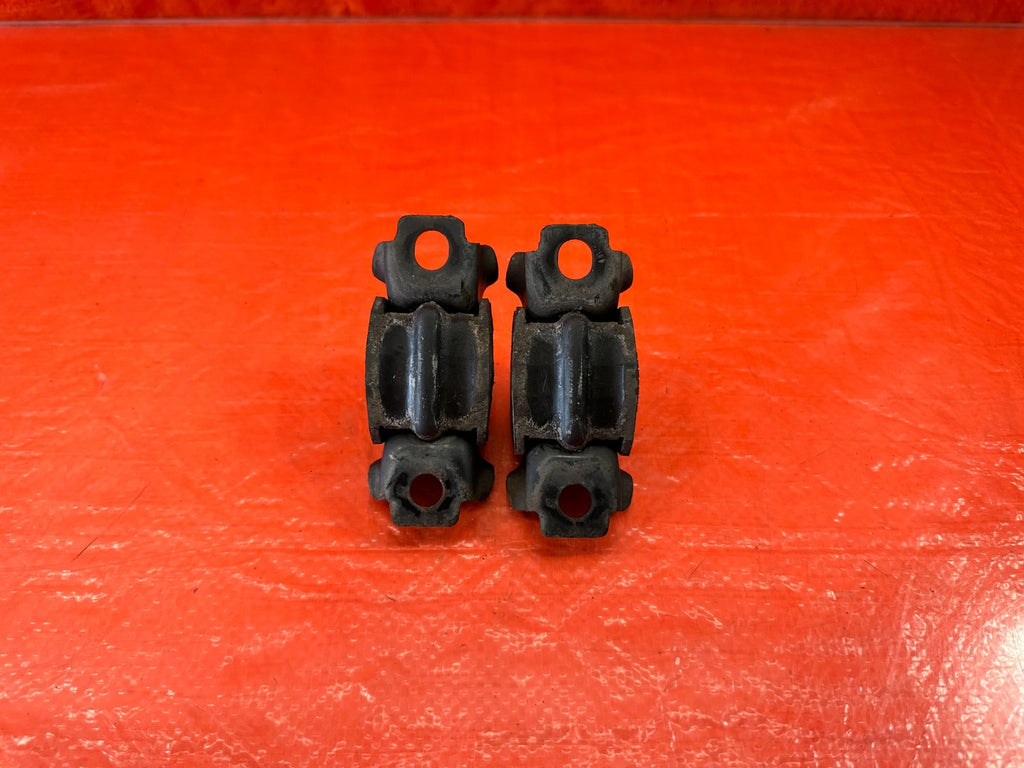 08 15 INFINITI G37 & Q60 COUPE   LEFT & RIGHT REAR SWAY BAR BRACKETS   OEM #18811